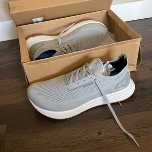 NIB Flux Footwear Adapt Run Waterproof Athletic Show Men’s 8 or Womens 9.5